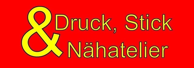 Logo - Druck-, Stick- & Nähatelier: grosses gelbes "&" neben dem gelben Schriftzug "Druck-, Stick- & Nähatelier" auf rotem Grund